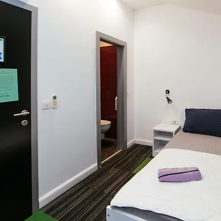 Auberge de jeunesse 365 For U *