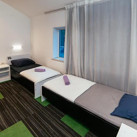 Auberge de jeunesse 365 For U *